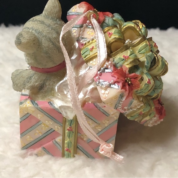 Vintage 2001🎶Music Box Company~Christmas Medley~Ceramic~Kitten Inside A Gift Box - Picture 6 of 15